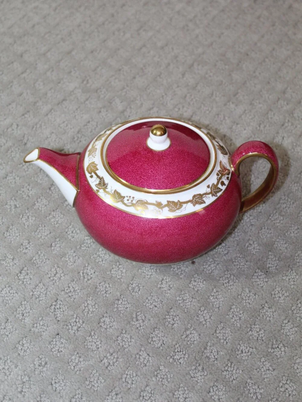 Wedgwood Whitehall W3994 Bone China Powder Ruby Tea Pot